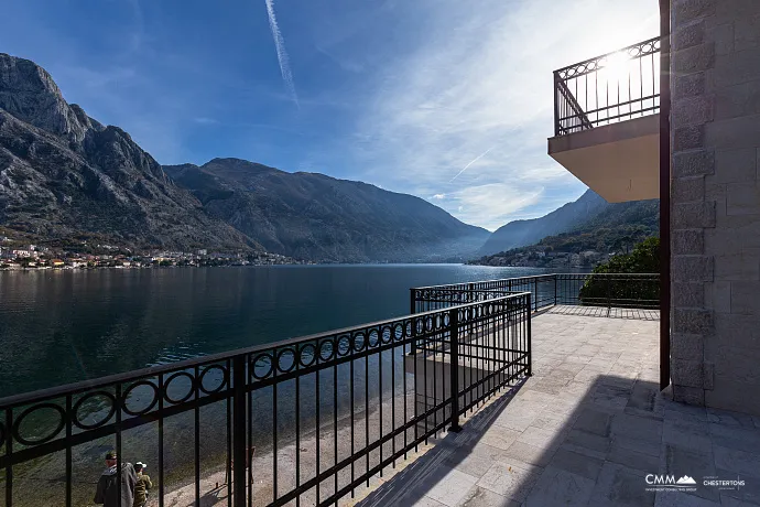 Eine luxuriöse dreistöckige Villa in erster Meereslinie in Kotor